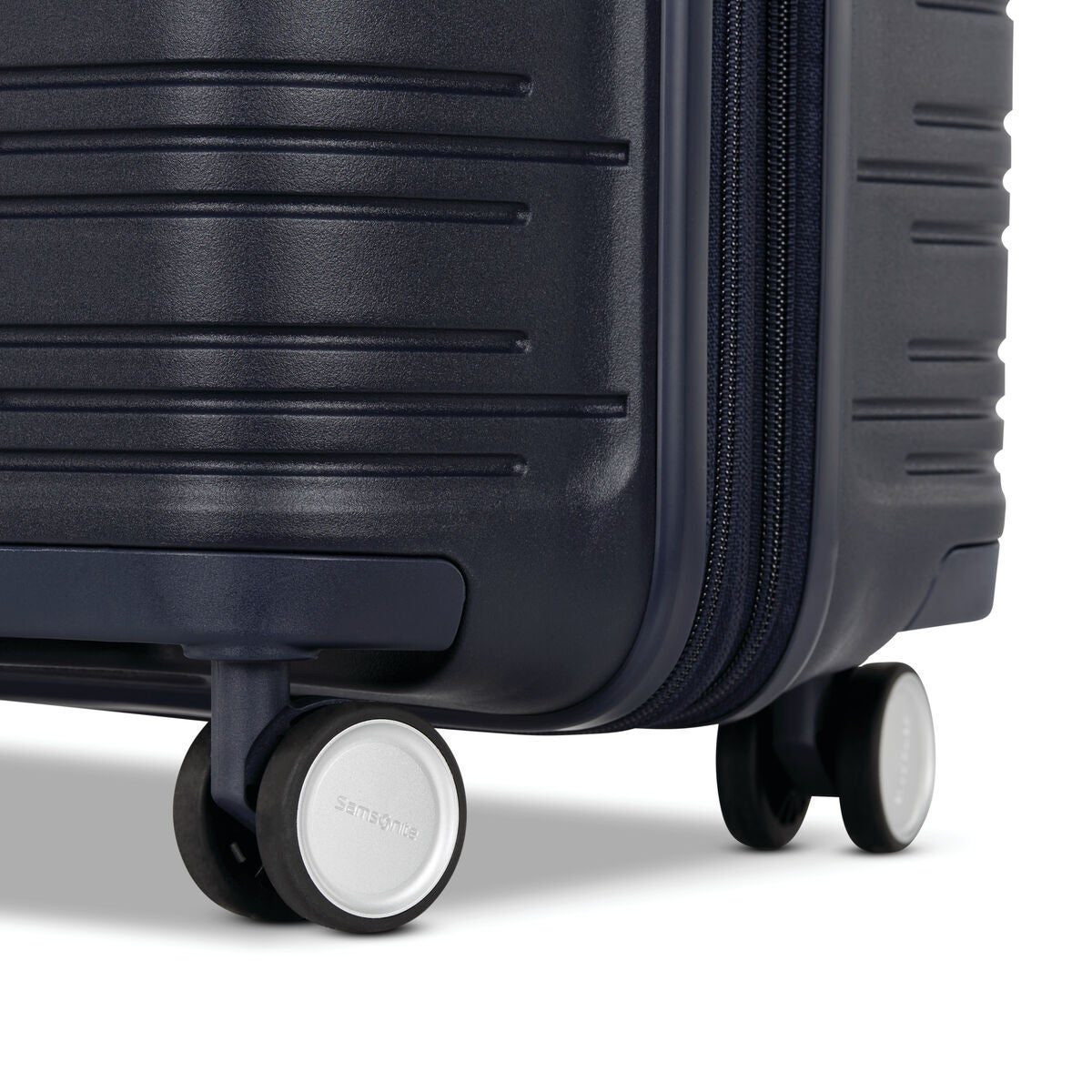 Elevation™ Plus Hardside Medium Glider™